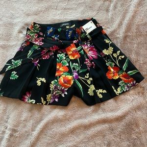 Express extreme high rise shortie short. Black/floral. Size 0. NWT.